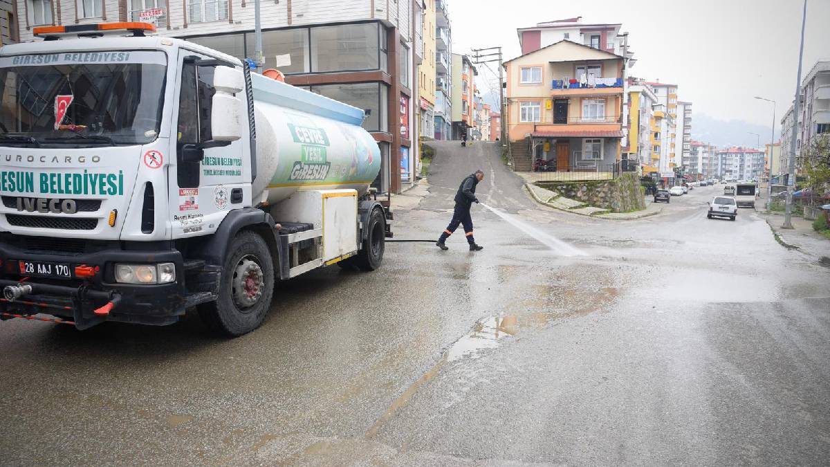 Cadde ve sokak yıkama çalışmaları sürüyor