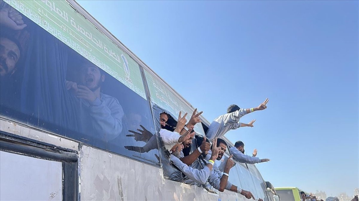 İsrail, rehine takasıyla serbest bırakılan 100 Filistinliyi gözaltına aldı