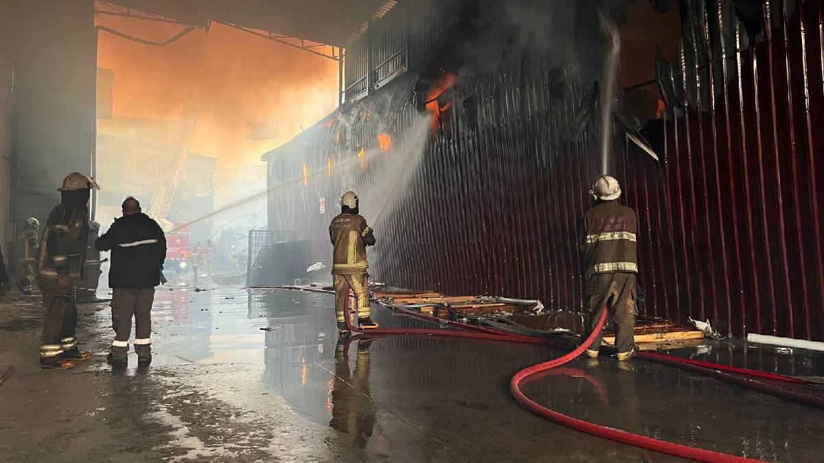 Buca’daki yangında Büyükşehir itfaiyesinin zamanla yarışı