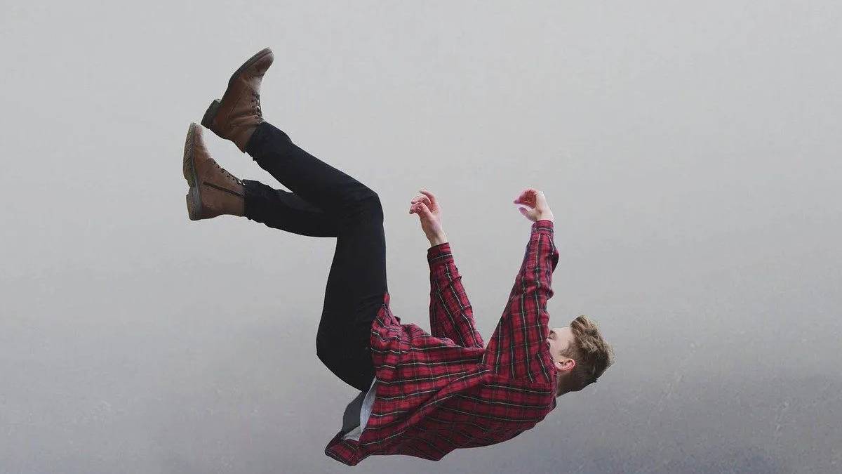 Uykuya dalarken neden düşer gibi oluruz? Beynimizin bize oynadığı "koruma" oyunu