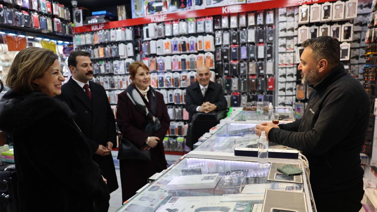 Başkan Ünlüce esnaf ve vatandaşın taleplerini dinledi