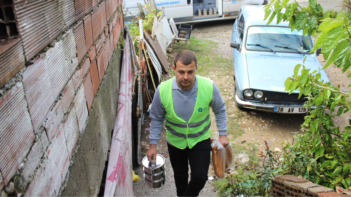 Büyükşehir Manavgat Aşevi'nden her gün üç çeşit sıcak yemek ikramı...