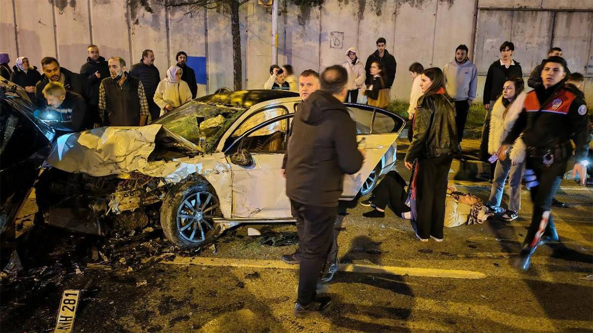 Üsküdar'da iki otomobil kafa kafaya çarpıştı: Kaza anı kamerada