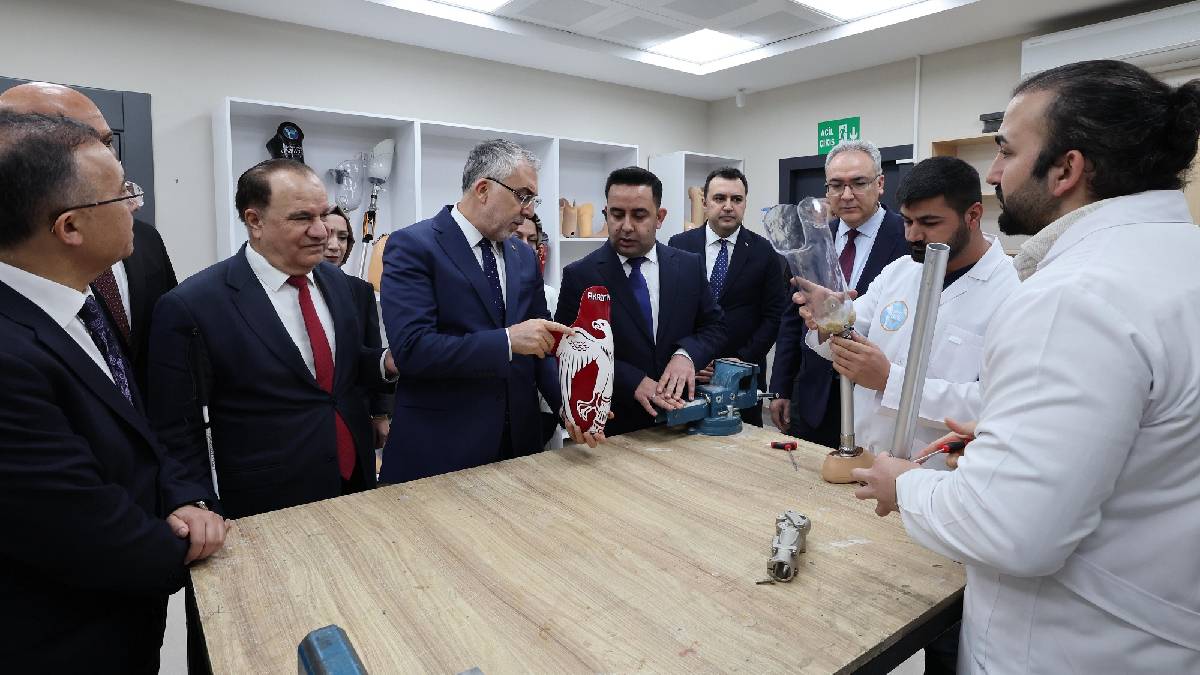 Bakan Işıkhan, Buğday Tanesi Protez Ortez Yapım ve Uygulama Merkezi’ni ziyarette bulundu