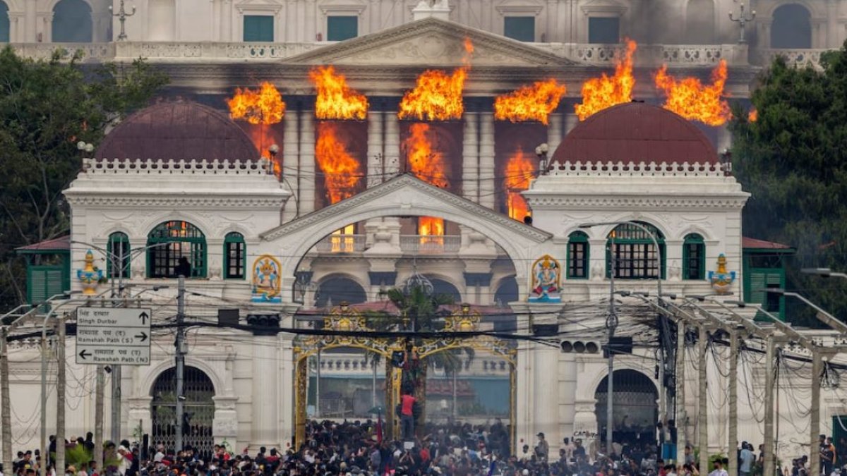 Nepal’de seçimleri kazanan 35 yaşındaki “Balen” yemin ederek başbakan oldu