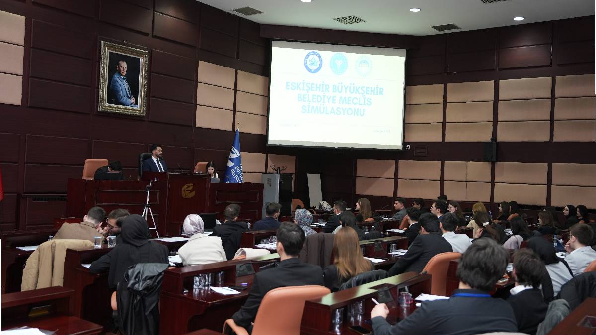 Gençler Meclis kürsüsünde