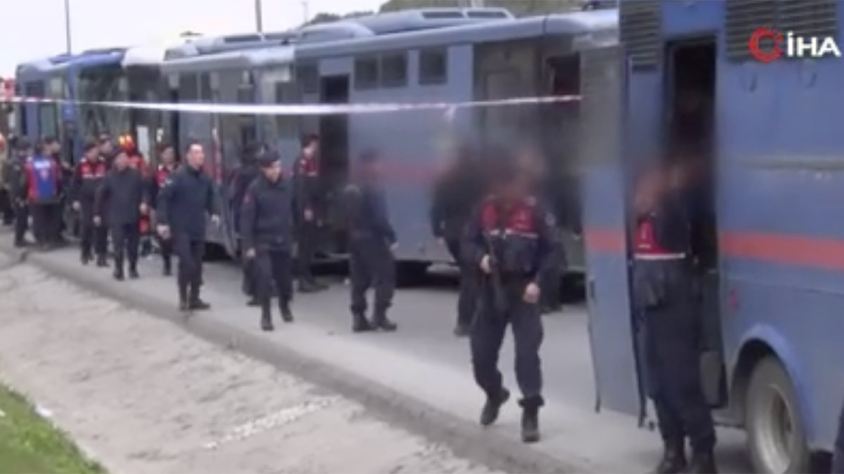 İstanbul'da cezaevi araçları kaza yaptı: Jandarma personeli ve mahkumlar yaralandı