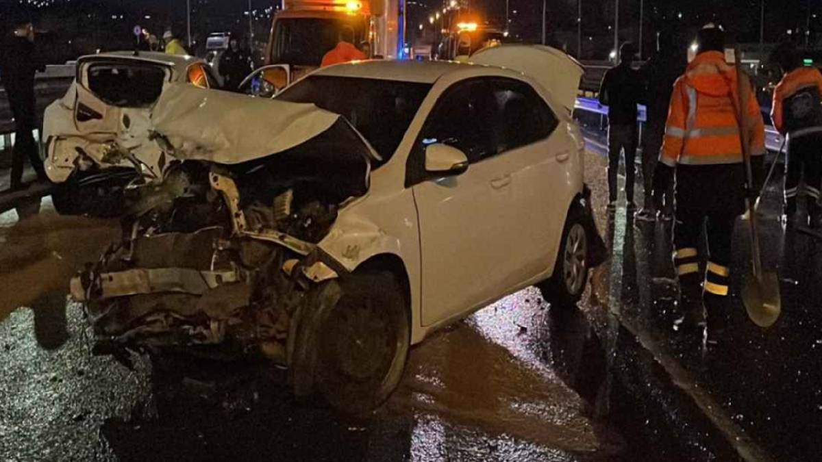 Ataşehir'de 8 araç birbirine girdi: 4 yaralı