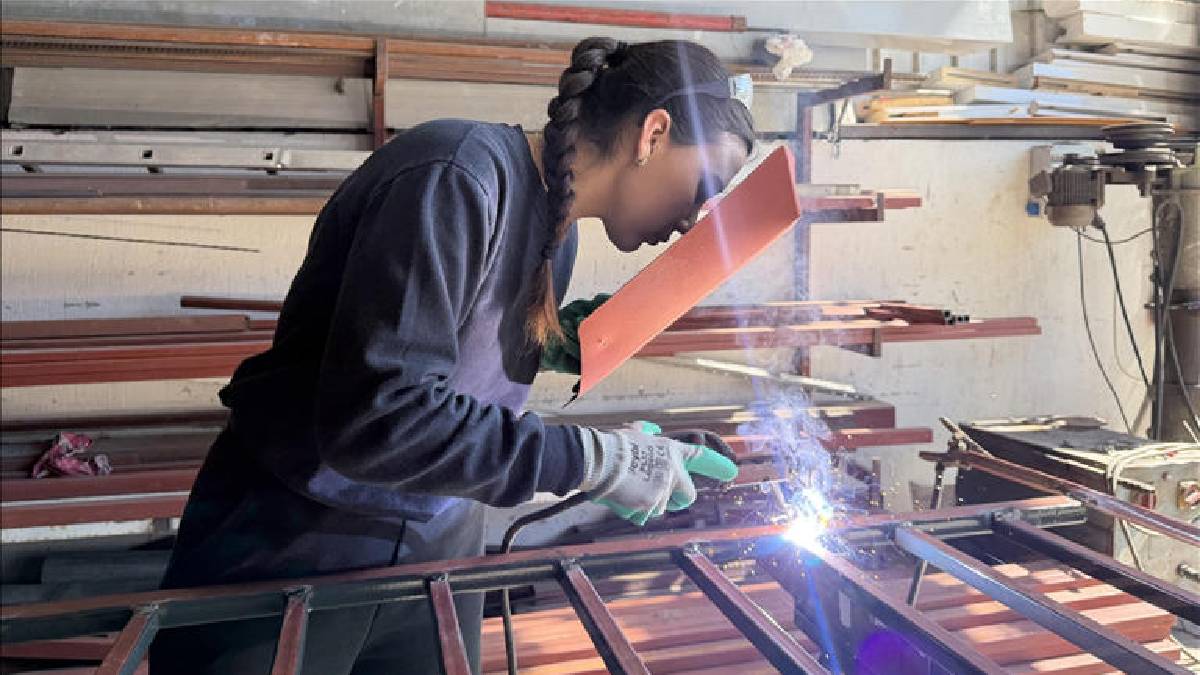 ‘Baba mesleğine’ kadın eli dokunuşu: 22 yaşında demire şekil veriyor