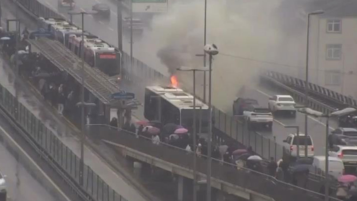 Şişli'de seyir halindeki metrobüs alev aldı