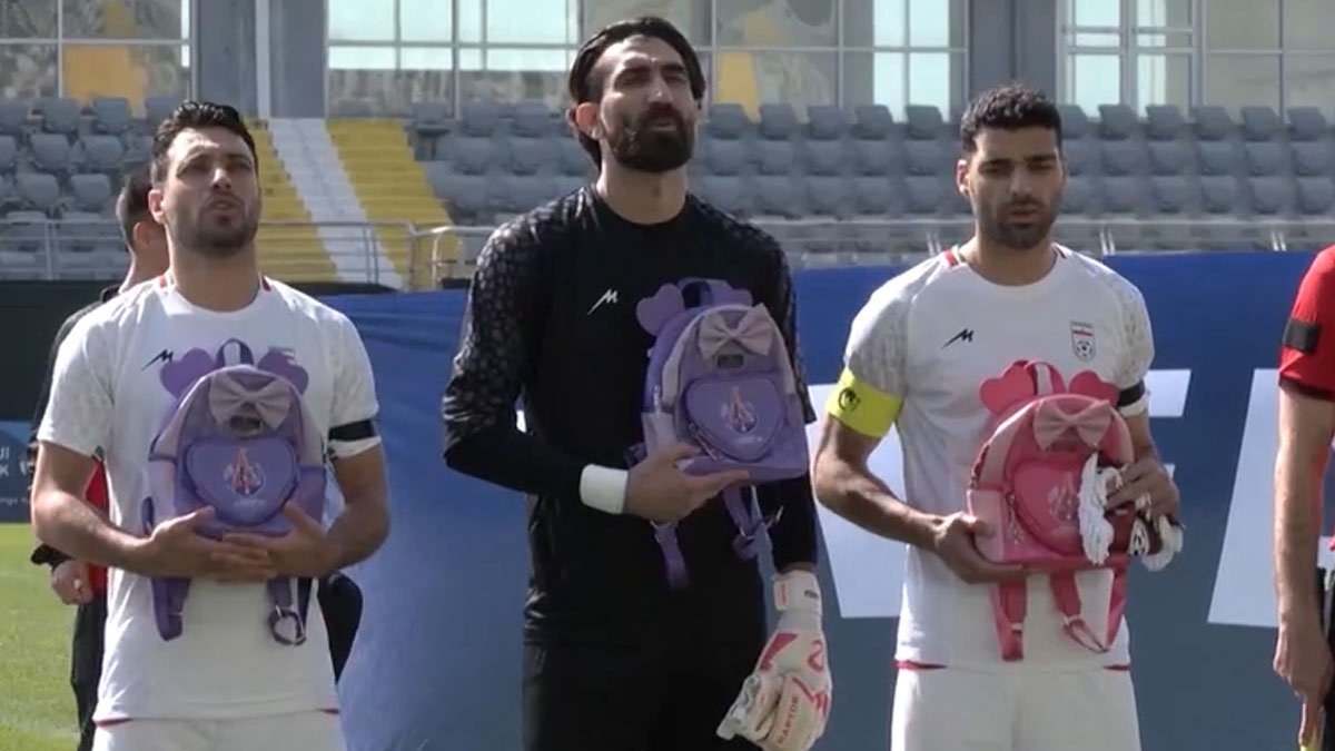 İranlı futbolculardan Türkiye'de yürek burkan protesto: Sahaya okul çantalarıyla çıktılar