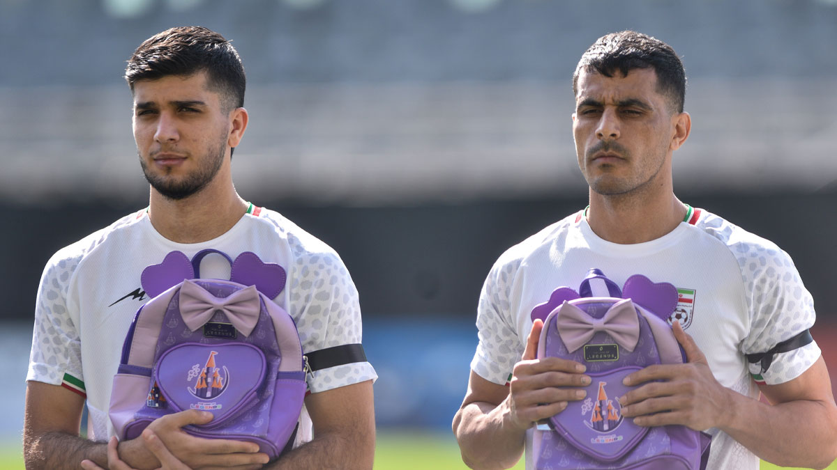 İranlı futbolculardan Türkiye'de yürek burkan protesto: Sahaya okul çantalarıyla çıktılar