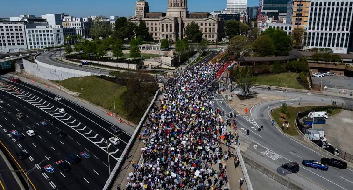 ABD'de milyonlarca kişi sokağa çıktı: Trump karşıtı "Krallara Hayır" protestoları