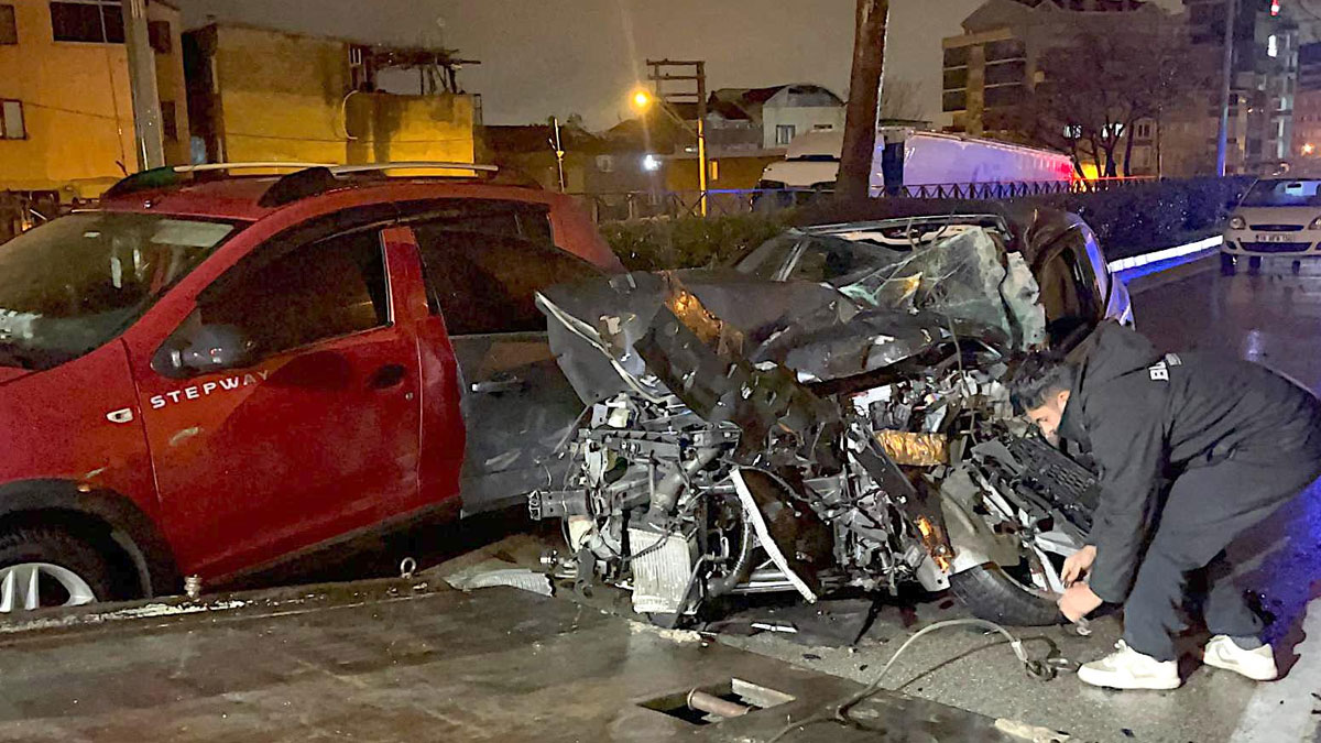 Bursa'da 3 araç birbirine girdi: 3 yaralı