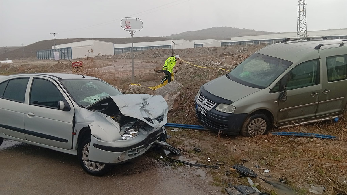 Ankara'da kaza: Otomobil ile hafif ticari araç çarpıştı: 1 ölü, 5 yaralı