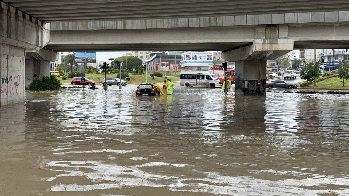 Adana'yı sağanak vurdu! Cadde ve sokaklar suyla doldu, araçlar yolda kaldı
