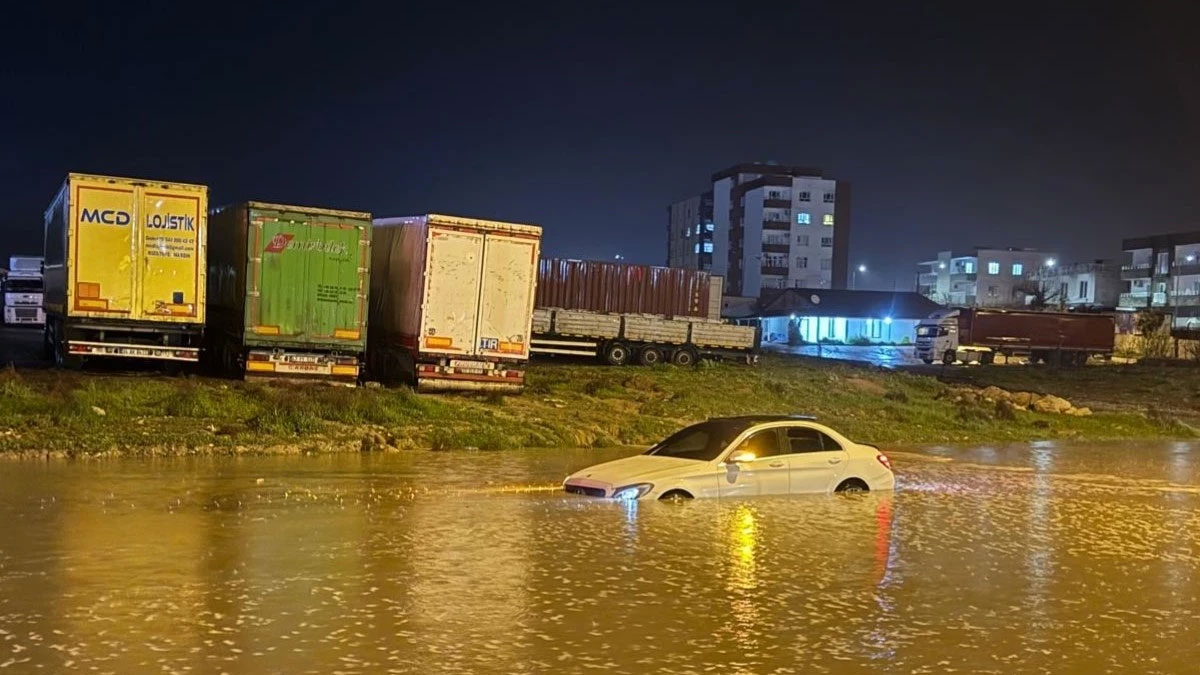 Şırnak'ta sel hayatı felç etti: Araç içinde mahsur kaldılar