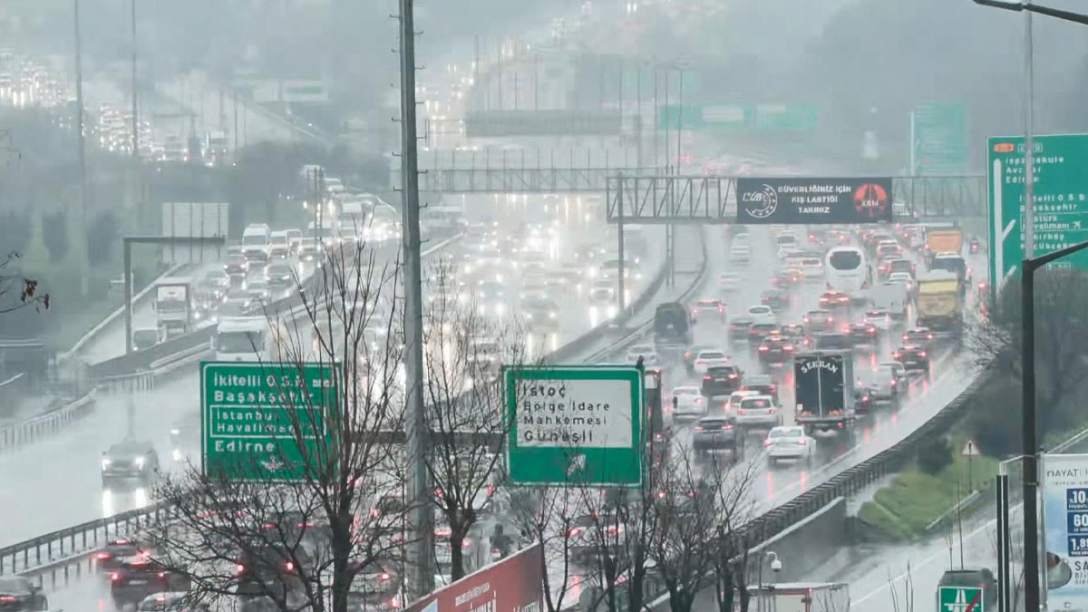 Yağmur etkili oldu, trafik durma noktasına geldi