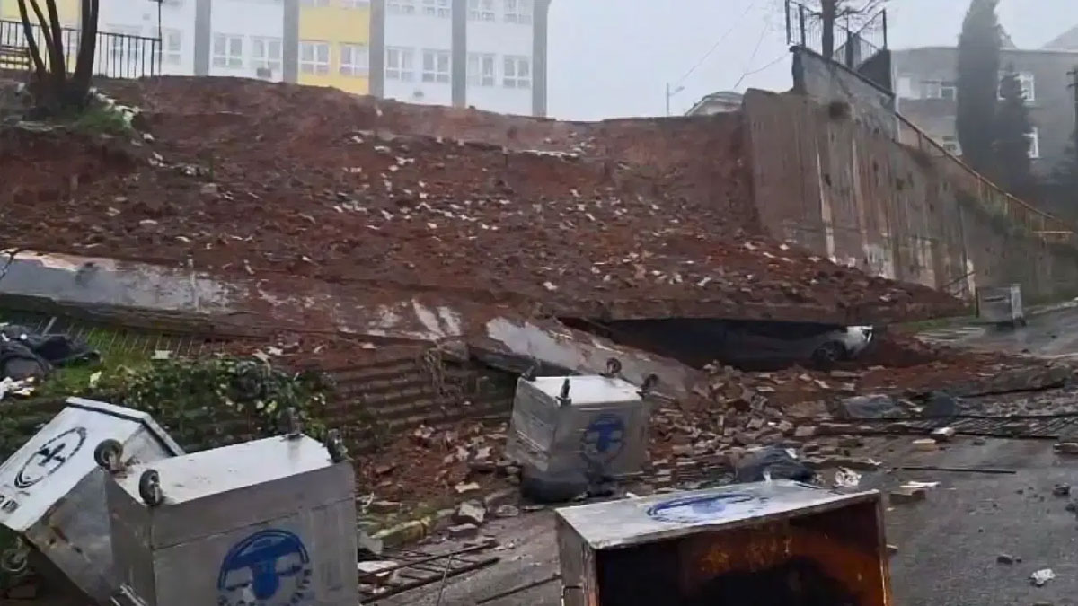 Maltepe'de ortaokulun istinat duvarı çöktü