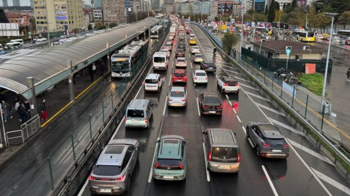 İBB'den İstanbul için acil çağrı: Zorunlu olmadıkça trafiğe çıkmayın