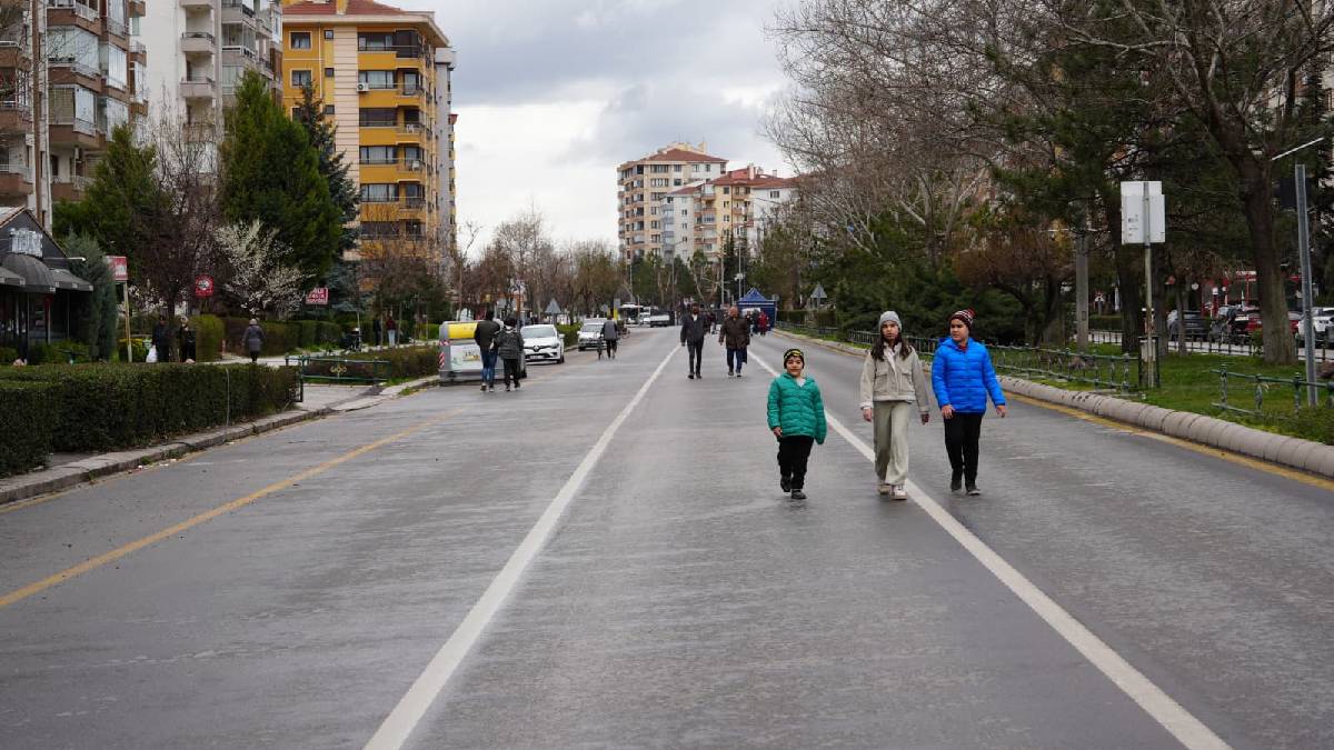 Arabasız Pazar’da cadde ve sokaklar vatandaşlara açıldı