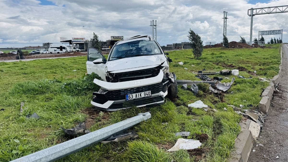 Diyarbakır'da okul servisi otomobille çarpıştı: 15 yaralı