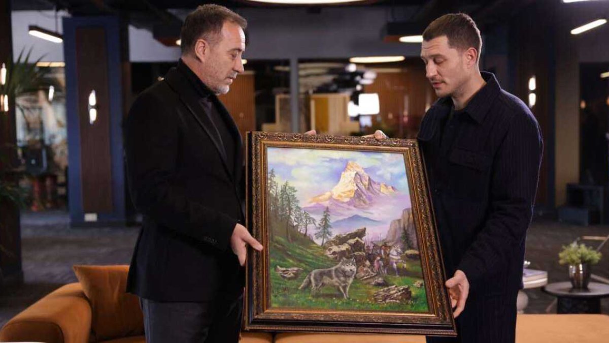 Uraz Kaygılaroğlu Bahçeli'nin Bozkurt hediyesini aldı