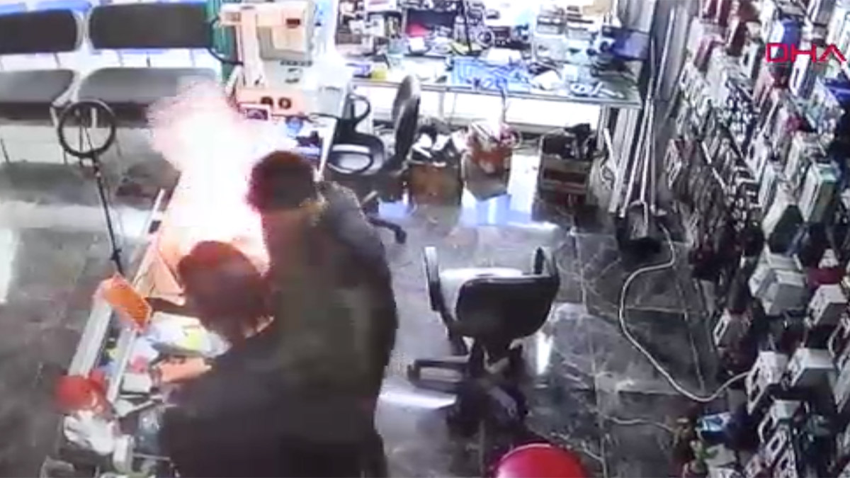 Tamir için bırakılan telefon patlayarak alev aldı! O anlar kamerada