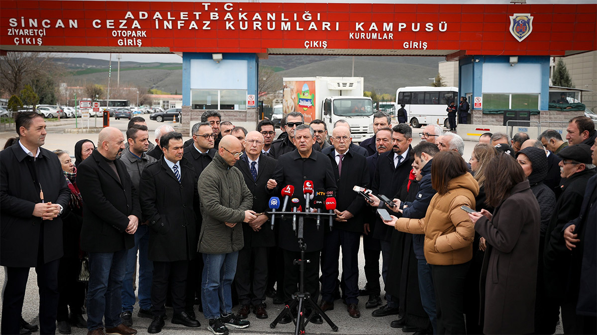 Özel'den Bakan Çiftçi'ye: Hangi AK Partiliye sabahın 6'sında polisle kapıya dayandınız?