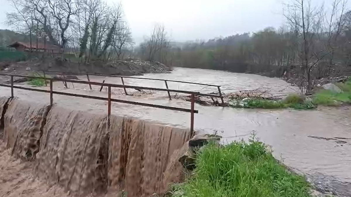 Bursa'yı sağanak vurdu! Yollar kapandı, dereler taştı