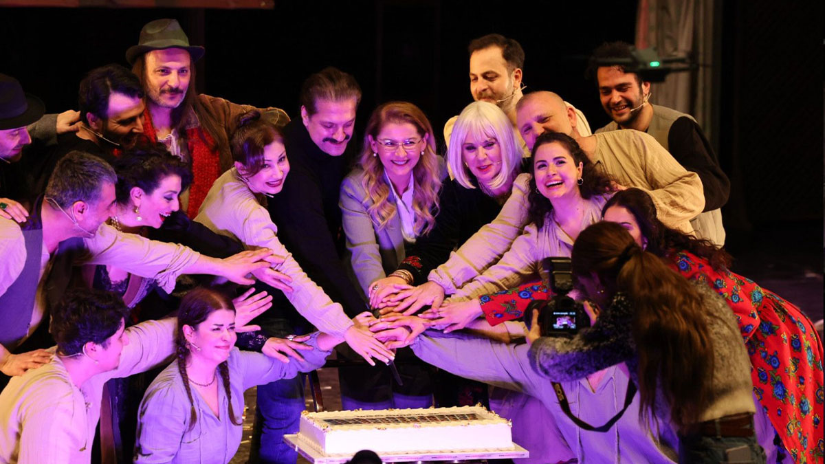 Dünya Tiyatro Günü’nde Bakırköy’de şölen: Bu zor günlerde sanata sığınıyoruz