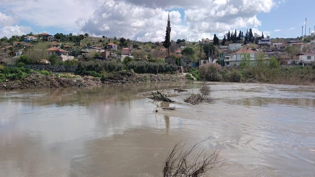 Büyük Menderes’te "atık" alarmı: Tarihi Taşköprü sular altında