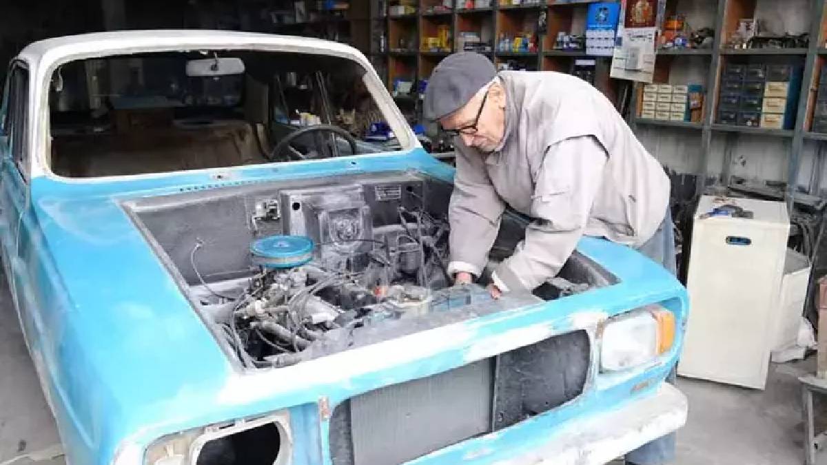 76 yıldır bu işi yapıyor ‘Anadol Suat’ adıyla tanınıyor! Düzceli usta araçlara yeniden can veriyor