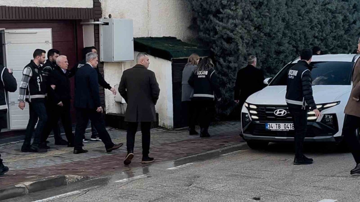 Bursa Büyükşehir Belediye Başkanı Bozbey ailesiyle birlikte gözaltında