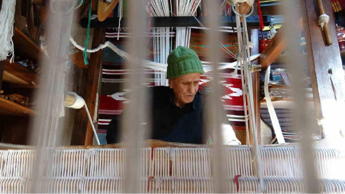 Geleneği yaşatmak için 80 yılını verdi: Özenle tek tek dokuyor