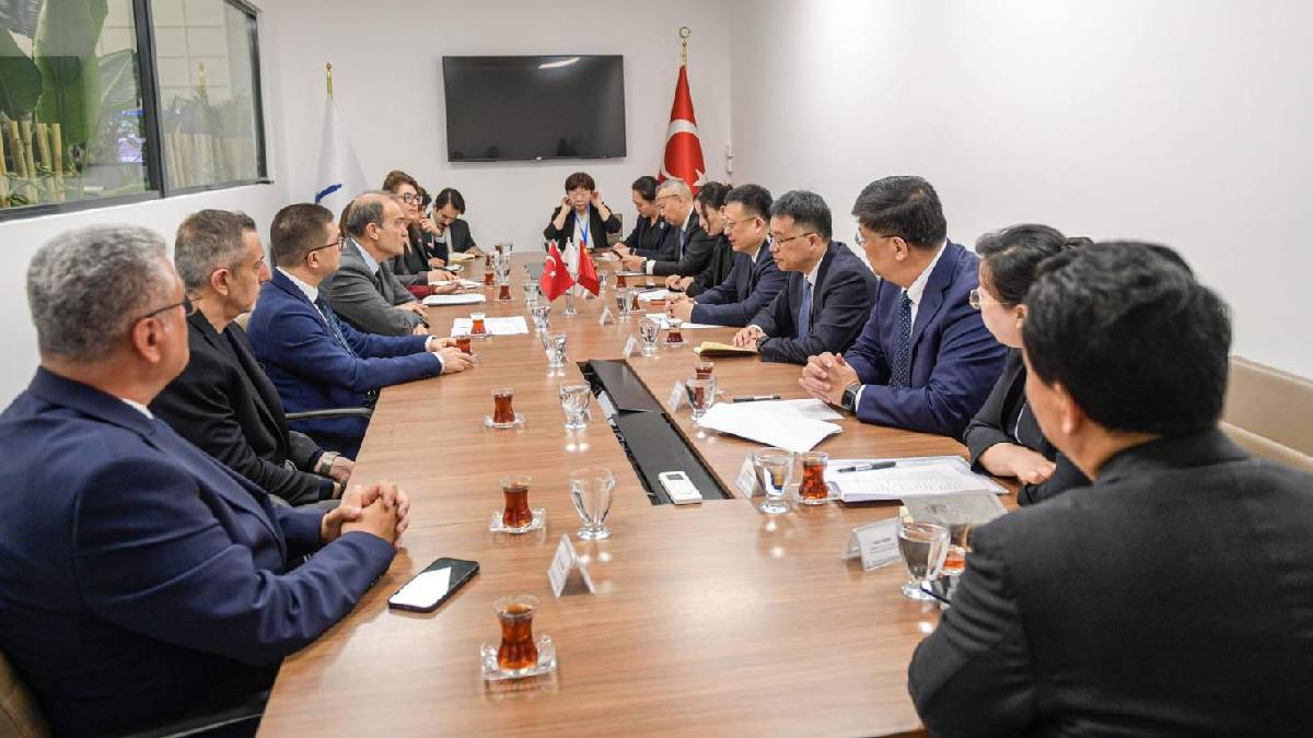 İki körfez şehri iş birliği masasında: İzmir Büyükşehir Belediyesi Qingdao Belediyesini konuk etti