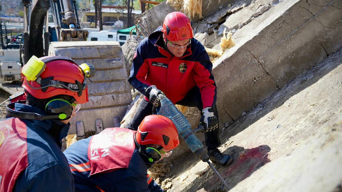 Giresun Belediyesinden gerçeği aratmayan deprem tatbikatı!