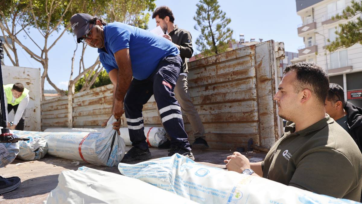 Hortum ve yağıştan zarar gören çiftçilere destek: Bir günde hasar tespiti yapıldı, ertesi gün sera naylonları teslim edildi