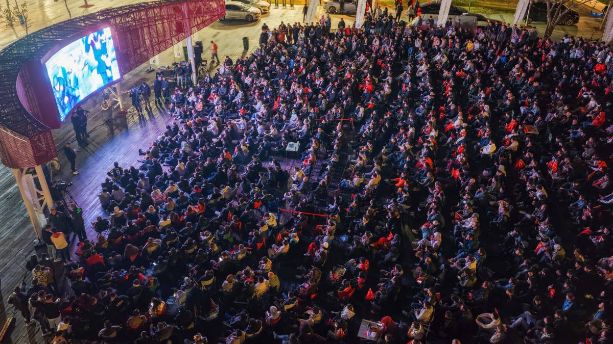 Başkan Vekili Özdemir Antalyalıların maç heyecanına ortak oldu