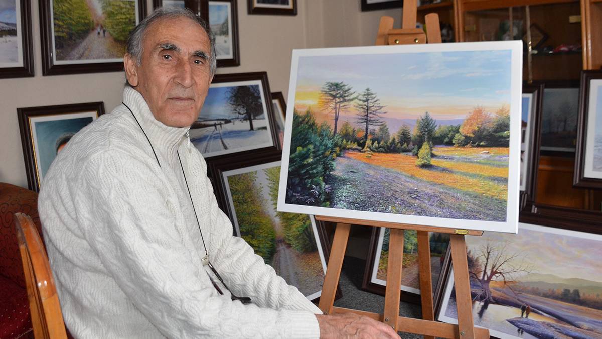 Arkadaşından aldığı kağıt parçalarında başladı, 55 senedir onlarla yatıp kalkıyor! En yakın arkadaşı tuval oluyor