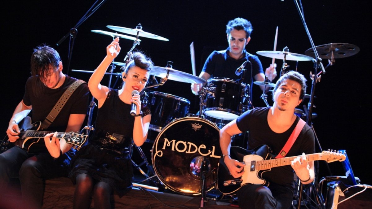 Model, 10 yıl aradan sonra yeniden sahnede