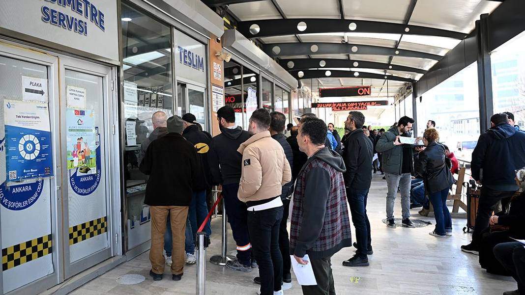 Plaka basım atölyeleri önünde kuyruklar oluştu