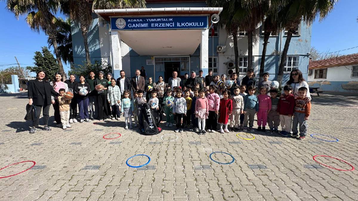 Belediyeden gençlere yönelik yatırım: Yumurtalıkta öğrencilere spor ekipmanları hediye edildi