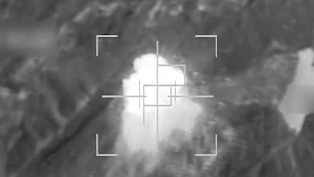 ABD İran'daki yeraltı tesislerinin vurulma anına ait görüntüleri paylaştı: Dev patlamalar kamerada