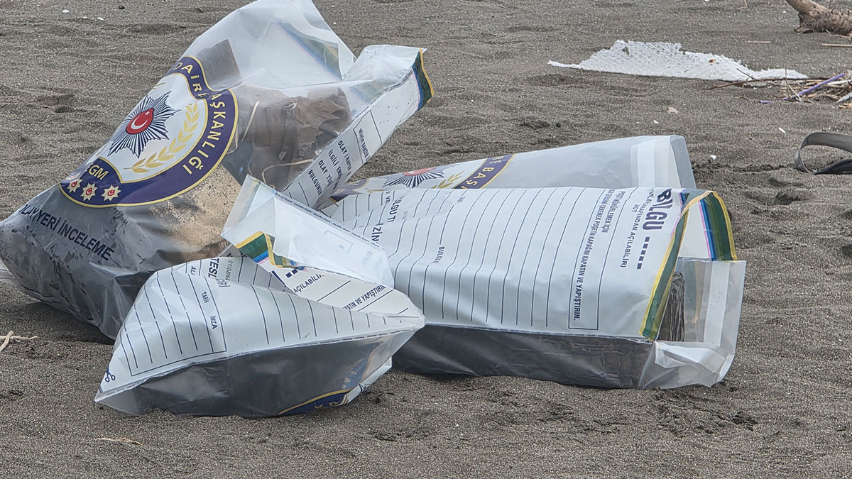 Sahipsiz çantadan kilolarca uyuşturucu çıktı