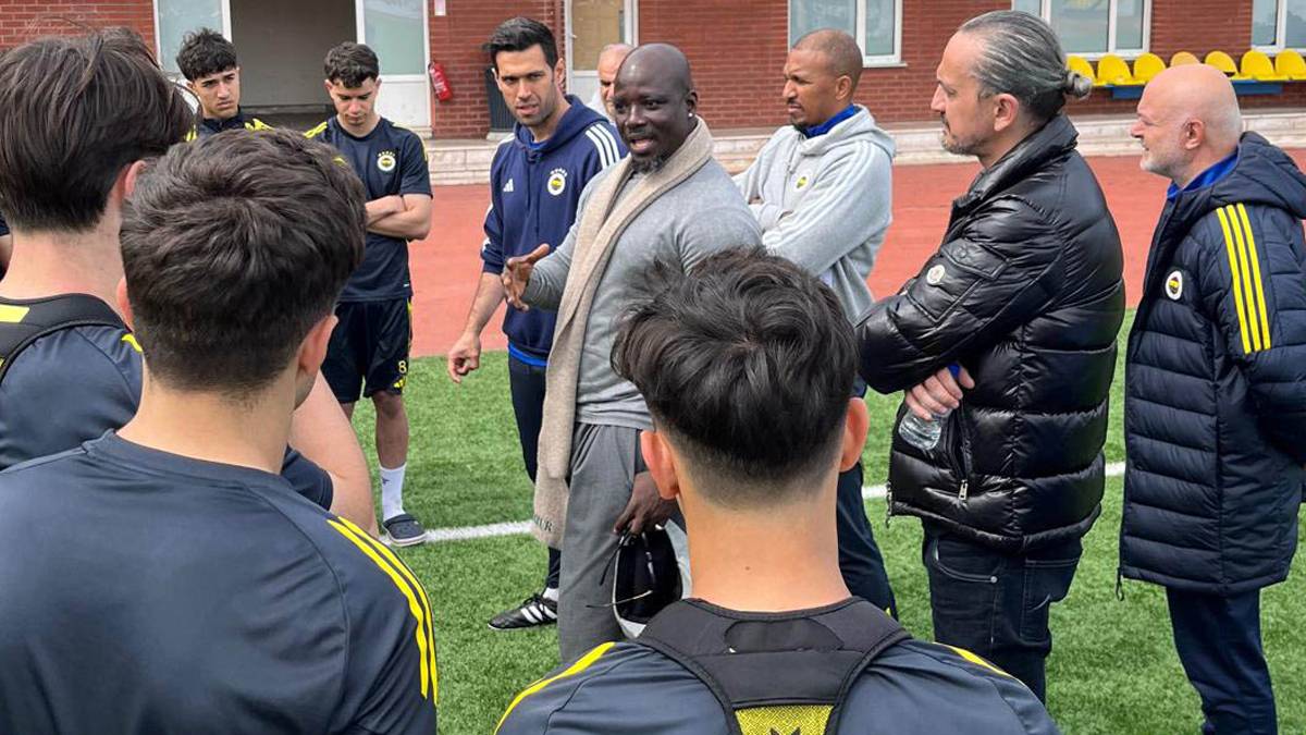 Stephen Appiah Fenerbahçe'yi ziyaret etti