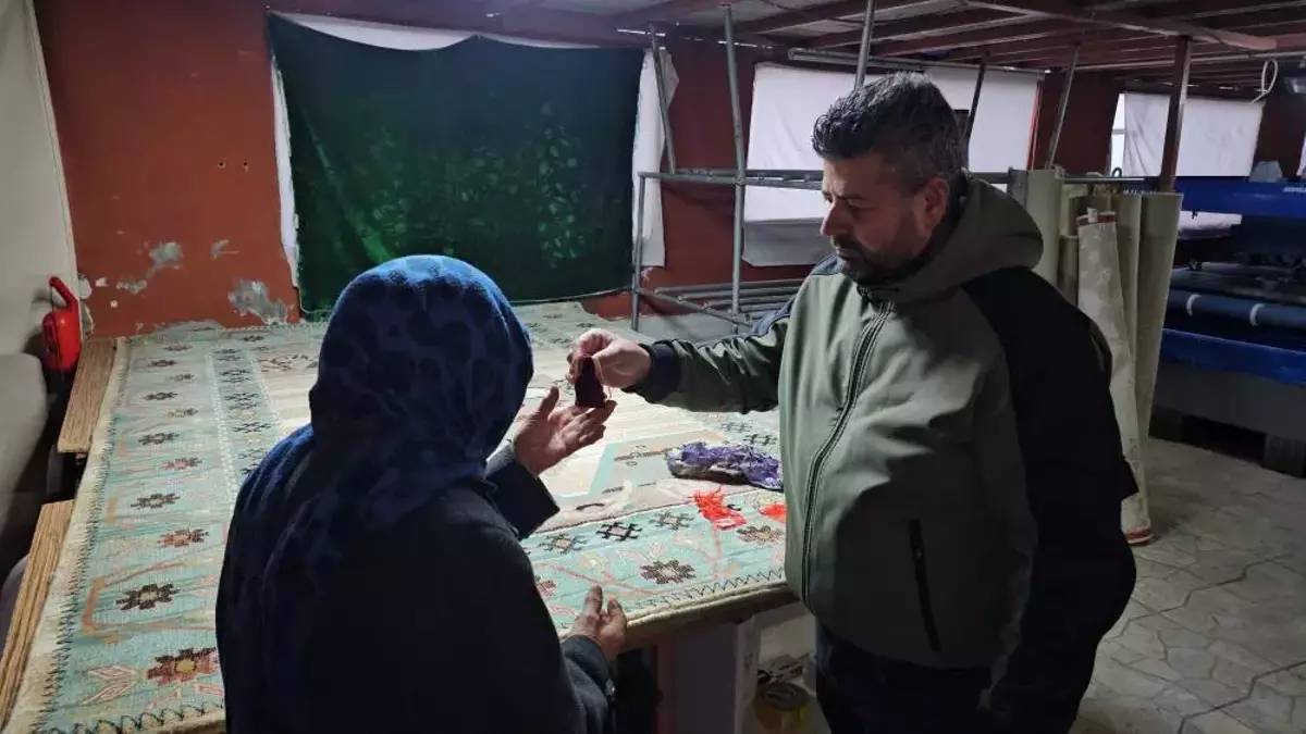 Halının arasından çıktı herkes şok oldu! Poşet dolusu altınlar sahibine ulaştırıldı