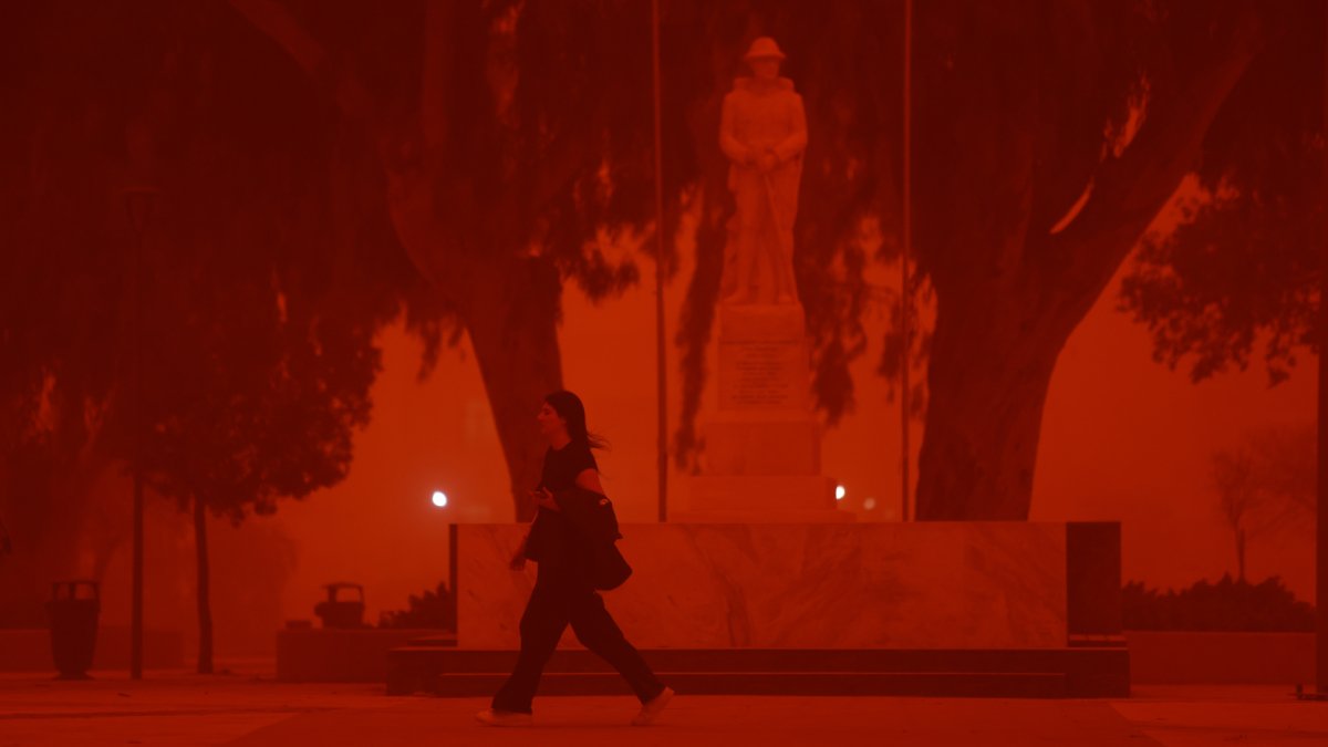 Afrika’dan taşınan çöl tozu Girit’i kırmızıya boyadı