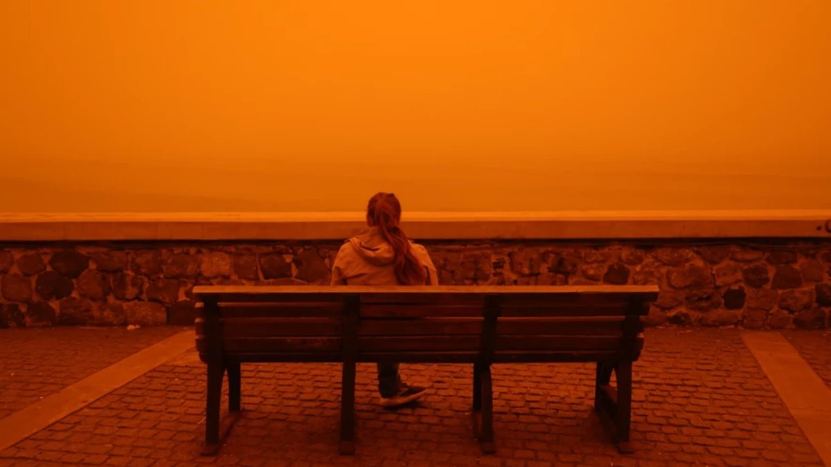 Afrika'dan geldi, Girit Adası'nı kırmızıya bürüdü: Çöl tozları adım adım Türkiye'ye yaklaşıyor