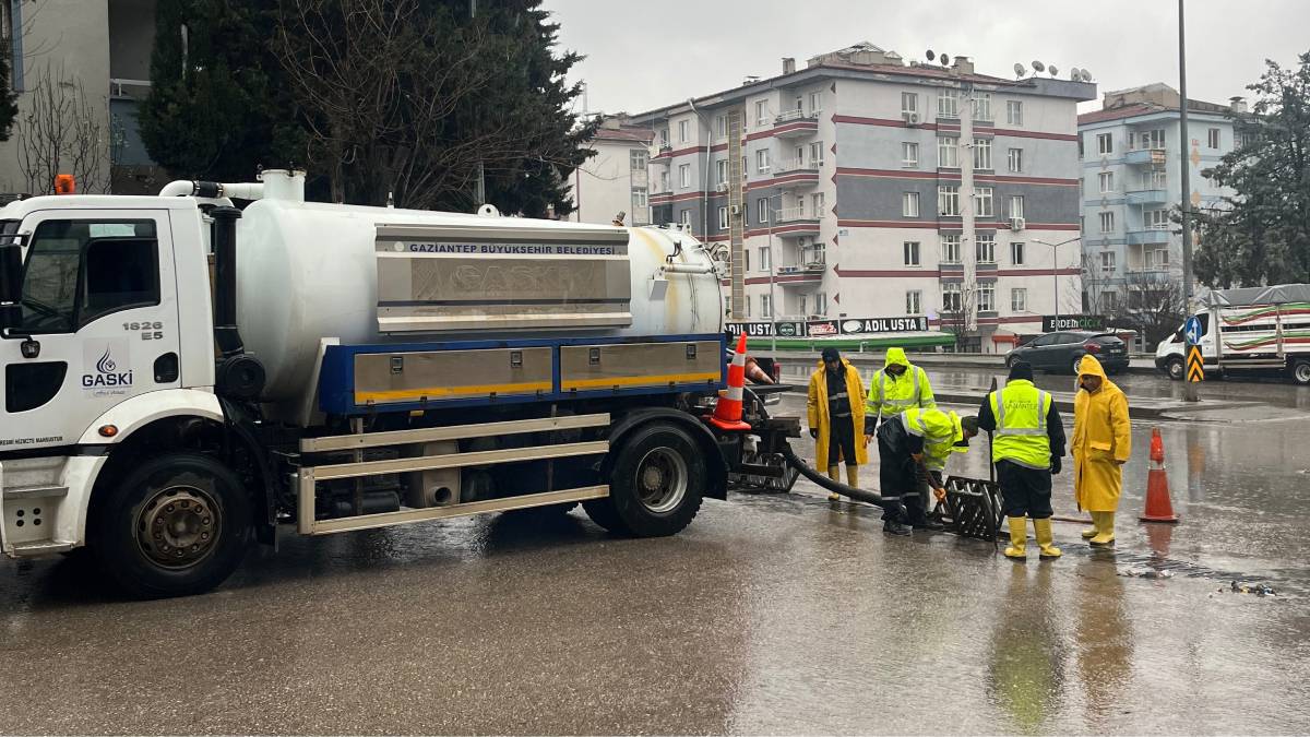 Yağışa karşı Gaziantep Büyükşehir sahada!
